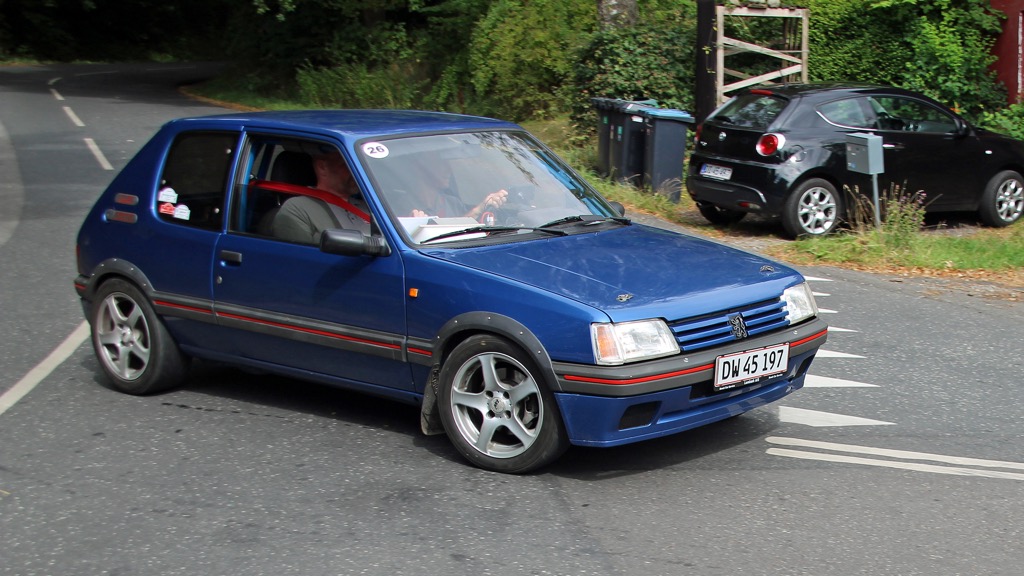Peter Hansen og Hans Christian Jensen, begge fra St. Heddinge, som vandt Touring klassen, ses her under en passage i Søhøjlandet. De kører i en flot restaureret Peugeot 205 GTI, årgang 1987.
(Foto: Bjarne Andersen)